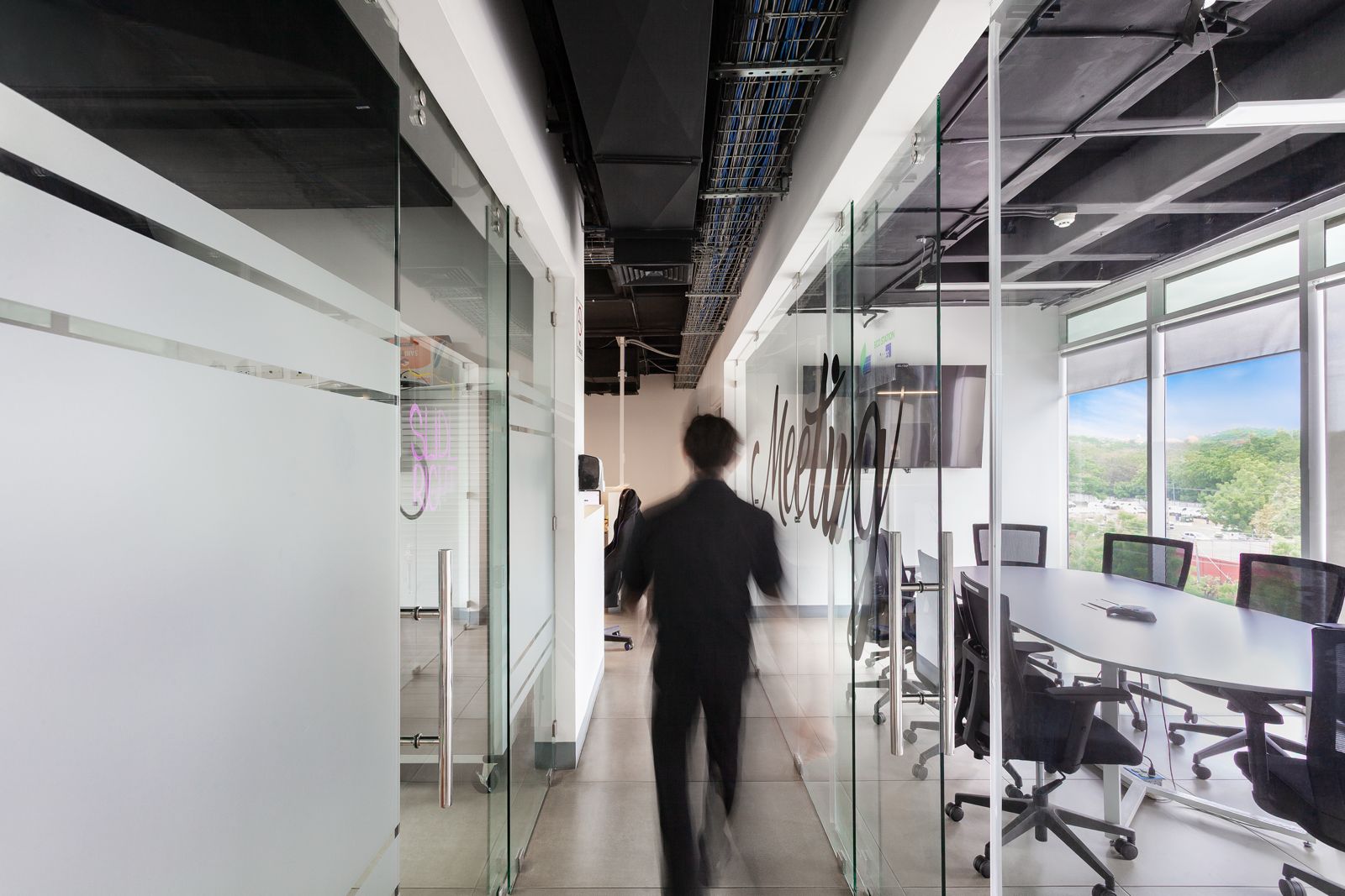 Professional environment inside the NicaES office